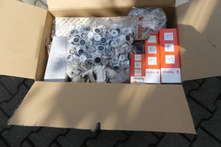 Karton mit Sanitärzubehör u.a. Oventrop Abdeckplatte